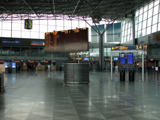 Helsinki-Vantaa_departure_hall2