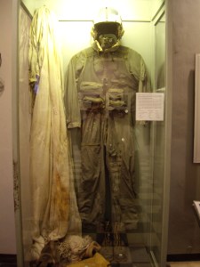 John_McCain's_Flight_Suit_and_gear_on_display_at_the_Hanoi_Hilton_-_December_2010