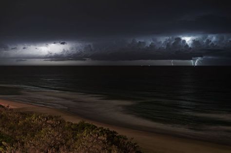 Lightning_storm_over_ocean_at_night