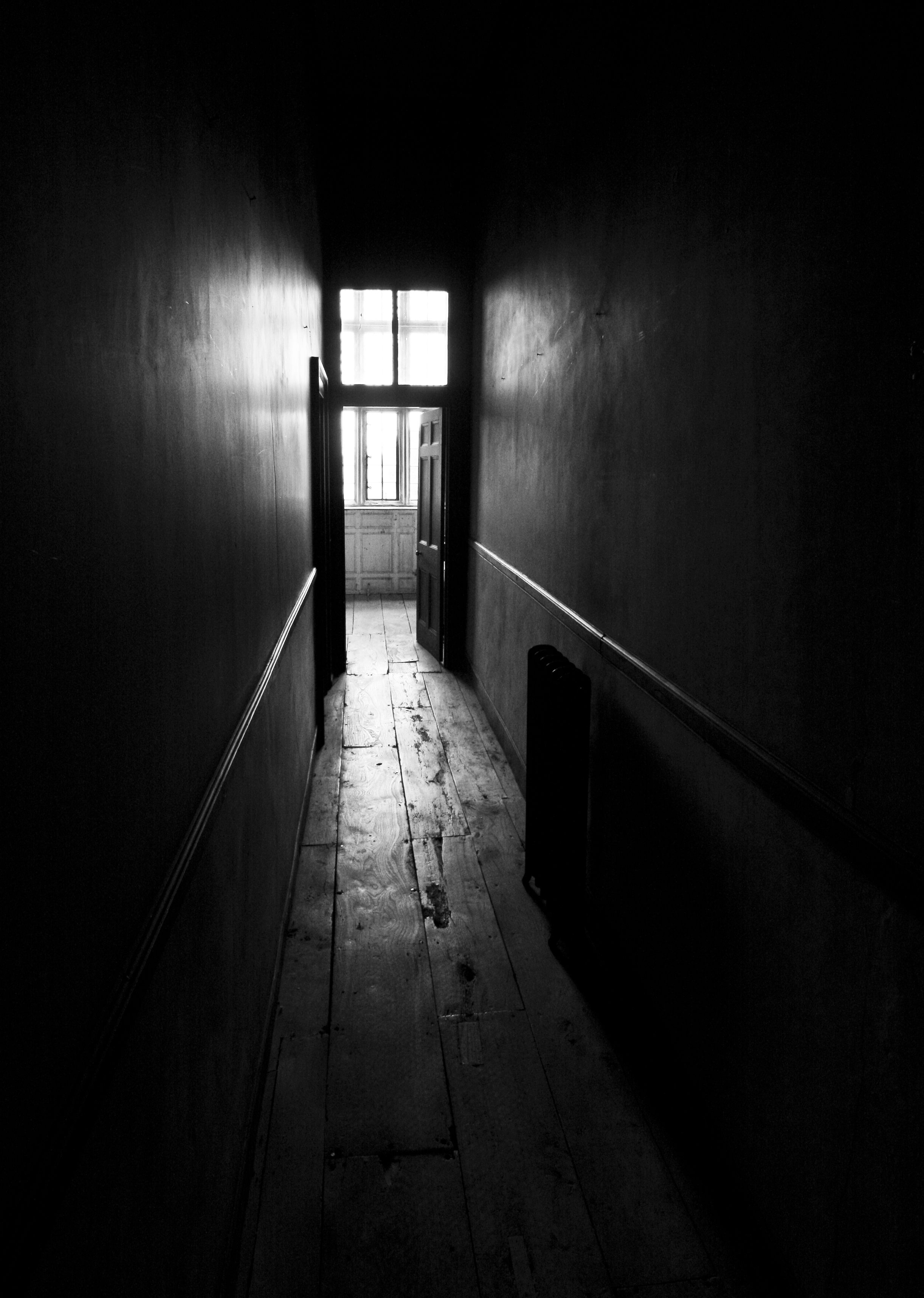 Dark_corridor_(4676385338)