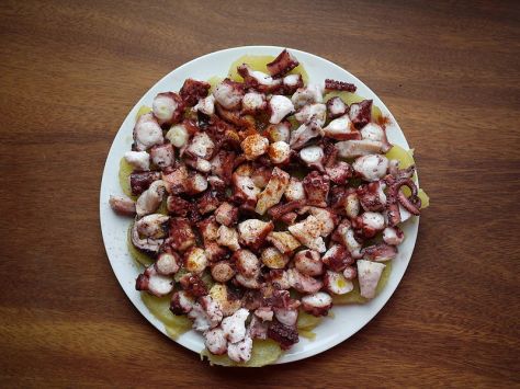 800px-Pulpo_con_cachelos_-BocaDorada