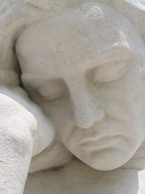 Vimy_Ridge_Memorial_WWI_male_mourner_face