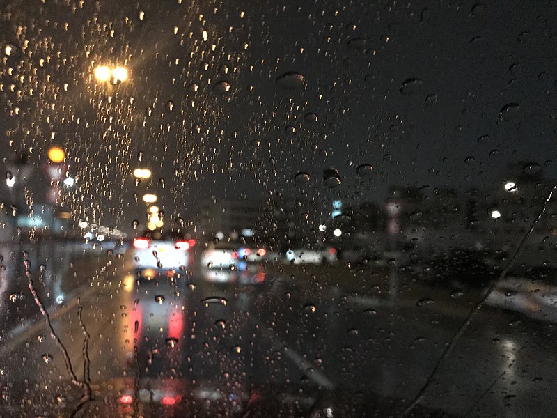 800px-Drizzling_In_Dubai