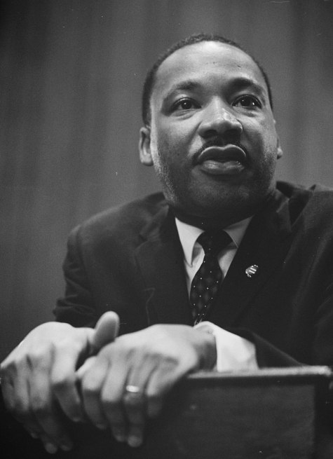 800px-Martin-Luther-King-1964-leaning-on-a-lectern