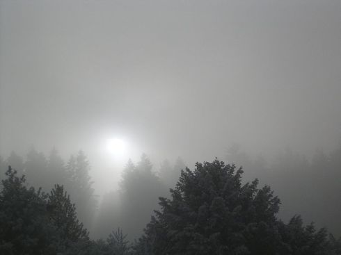 800px-Sun_shining_through_thick_Stratus