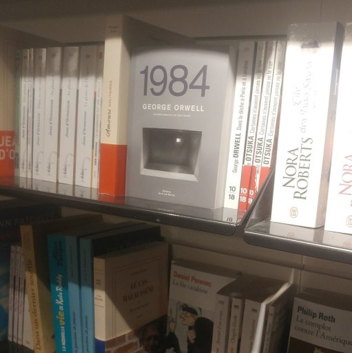 800px-1984-orwell-en-librairies-petite