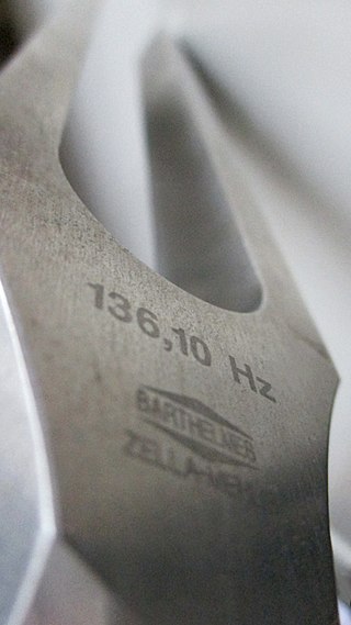 320px-+Stimmgabel_-_136,10_Hz_-_CIS_-_Arno_Barthelmes_-_Zella-Mehlis_-_38_cm_Größe_-_Ansicht_von_unten_-_Bild_002