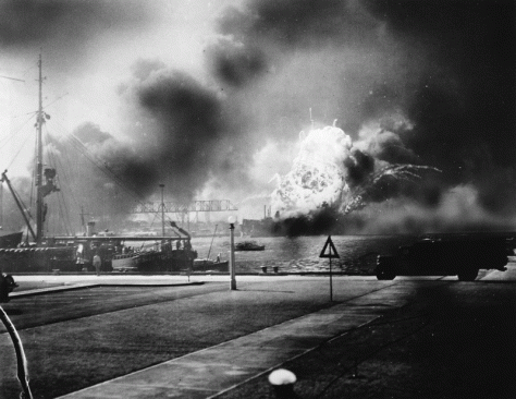 800px-Exact_moment_USS_Shaw_exploded_December_07_1941