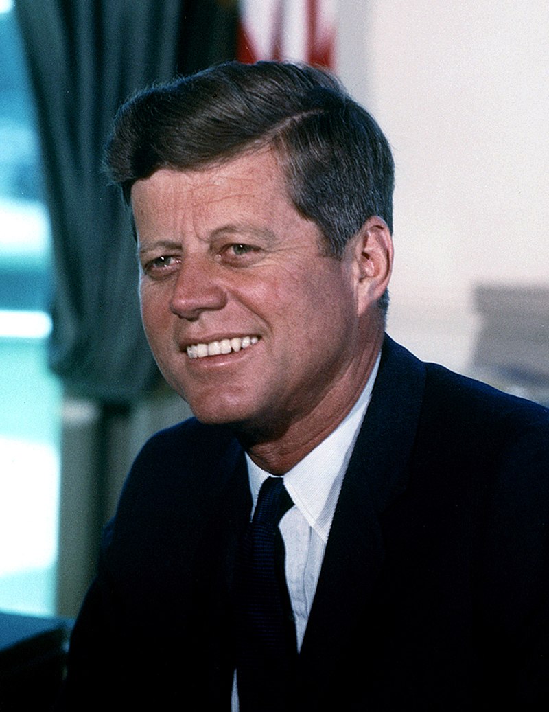 800px-John_F._Kennedy,_White_House_color_photo_portrait