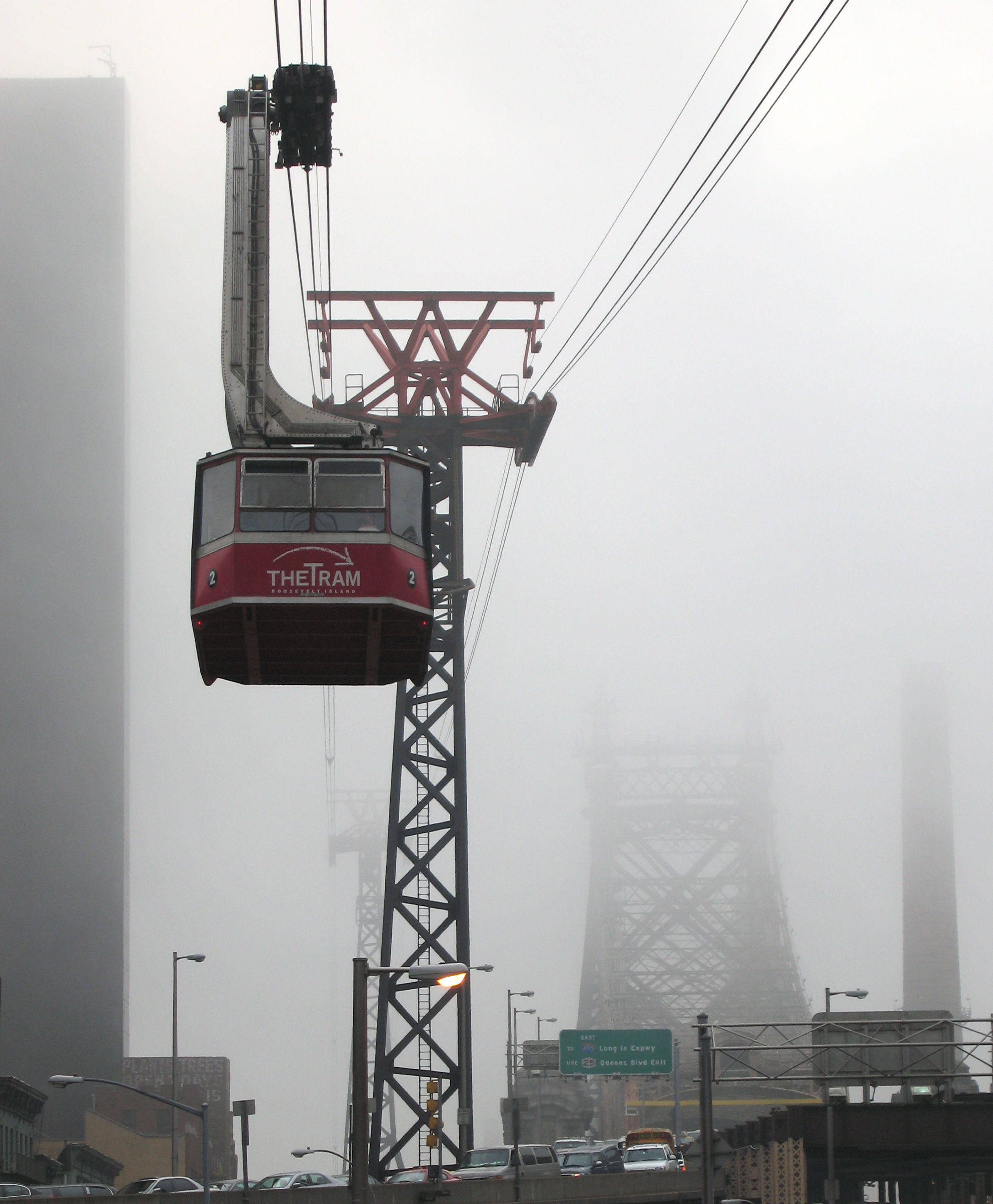 Roosevelt_Island_Tramway_foggy