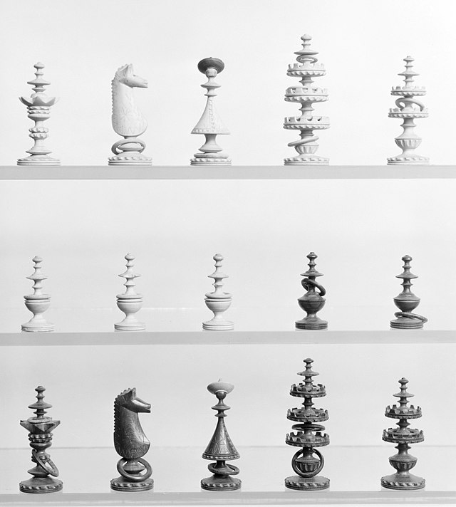 640px-Chess_set_MET_146544