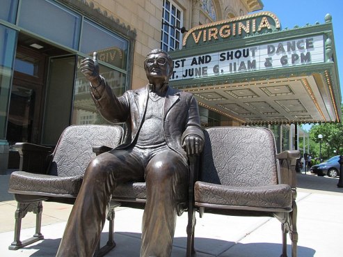 Roger_Ebert_Statue,_Virginia_Theater_(Champaign)